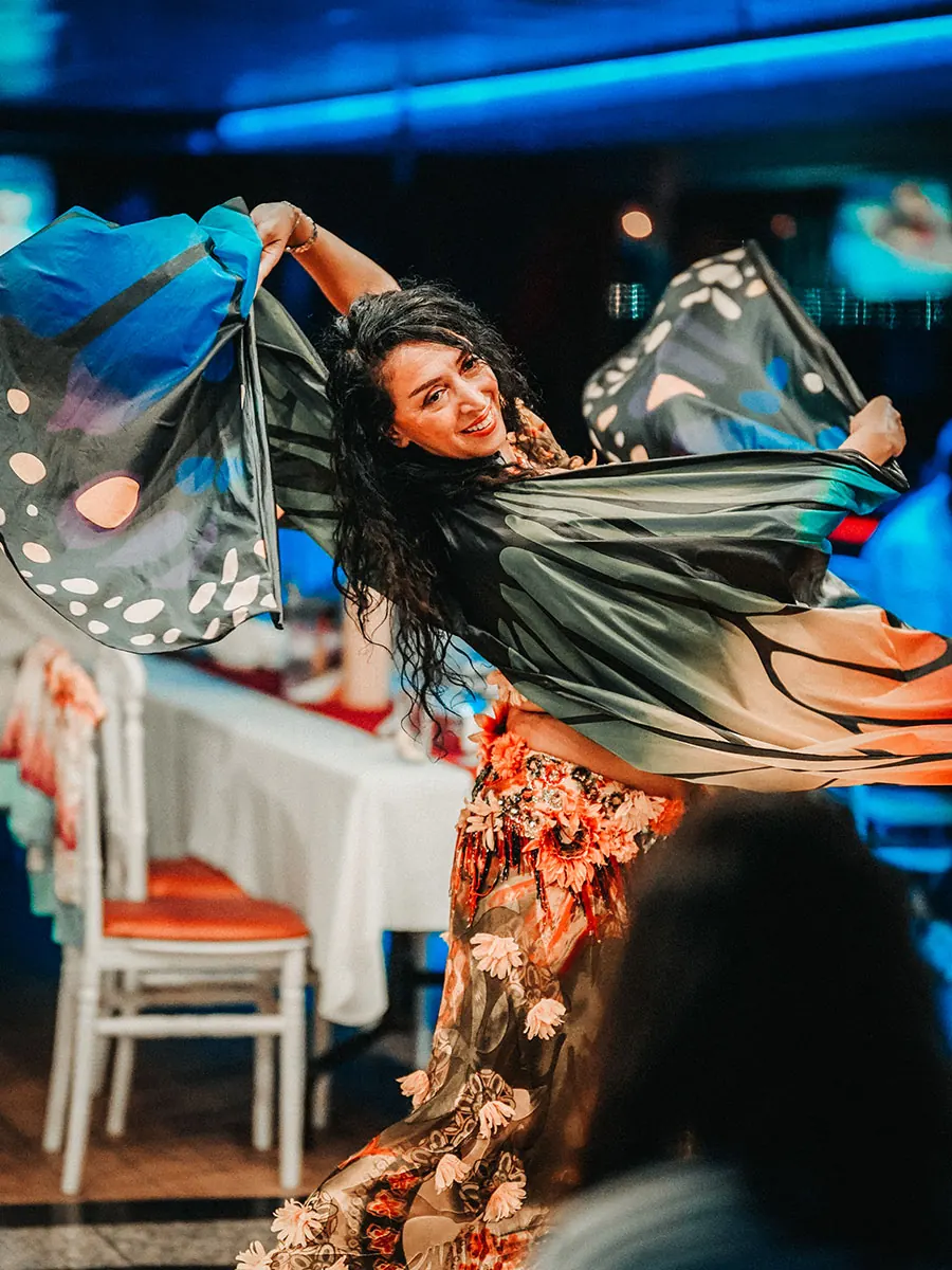 Bailarina de la danza del vientre actuando para los invitados en el crucero con cena