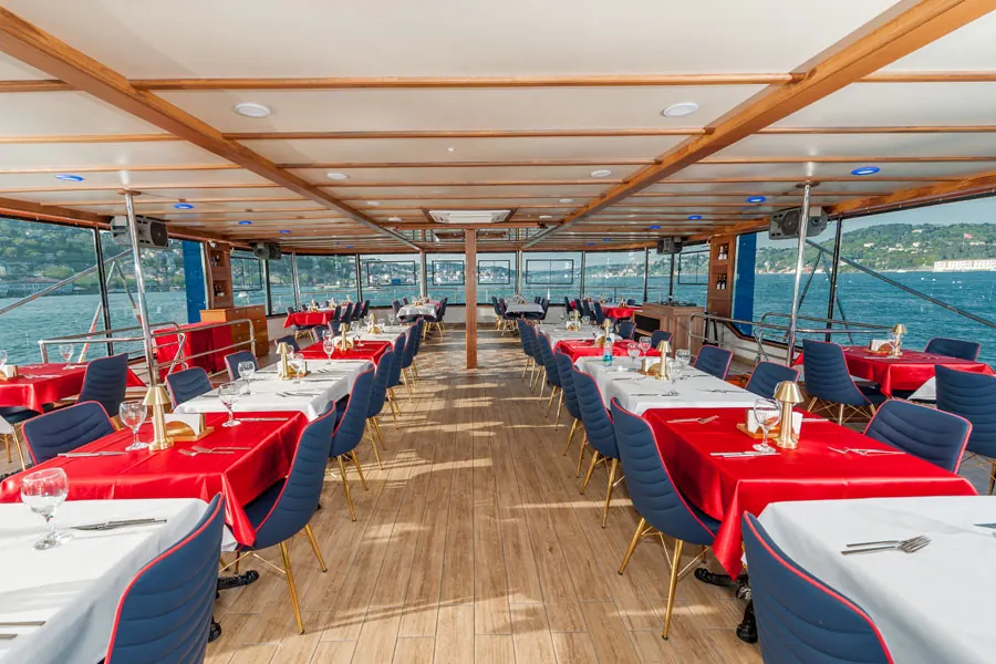 Salón comedor con ventanales panorámicos sobre el Bósforo