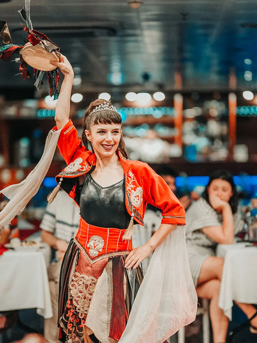 Bailarín folclórico con traje tradicional en el espectáculo de la noche turca