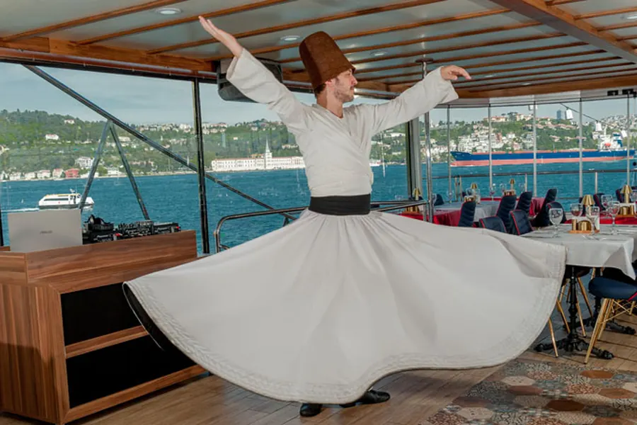 Derviche giratorio actuando en el crucero con cena por el Bósforo