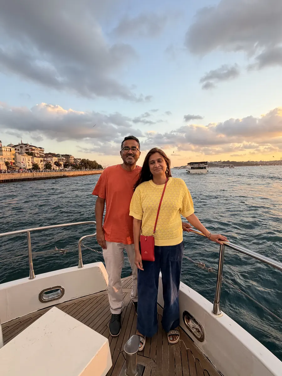 Pareja en la cubierta de un crucero por el Bósforo en la hora dorada