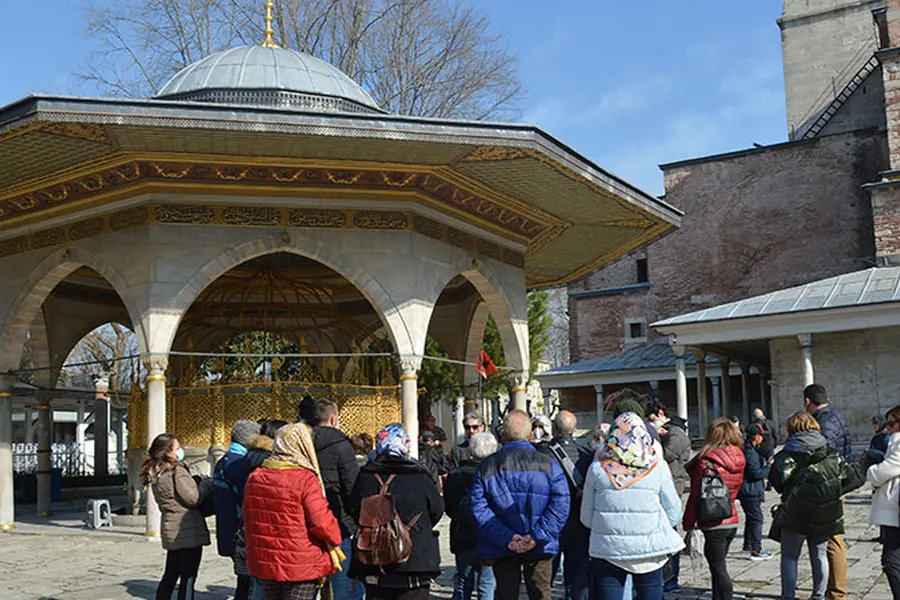 Guide explaining history to the group at Topkapı Palace