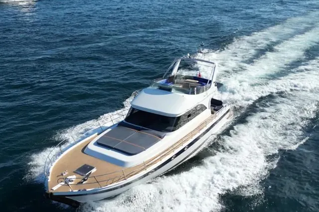 Blue Horizon motor yacht at speed on the Bosphorus