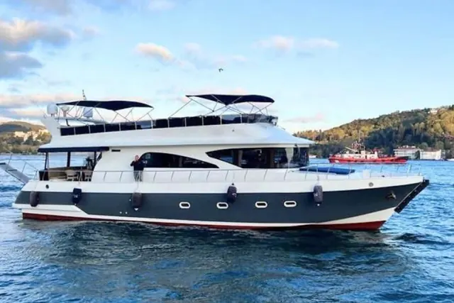 Blue Wave motor yacht on the Bosphorus