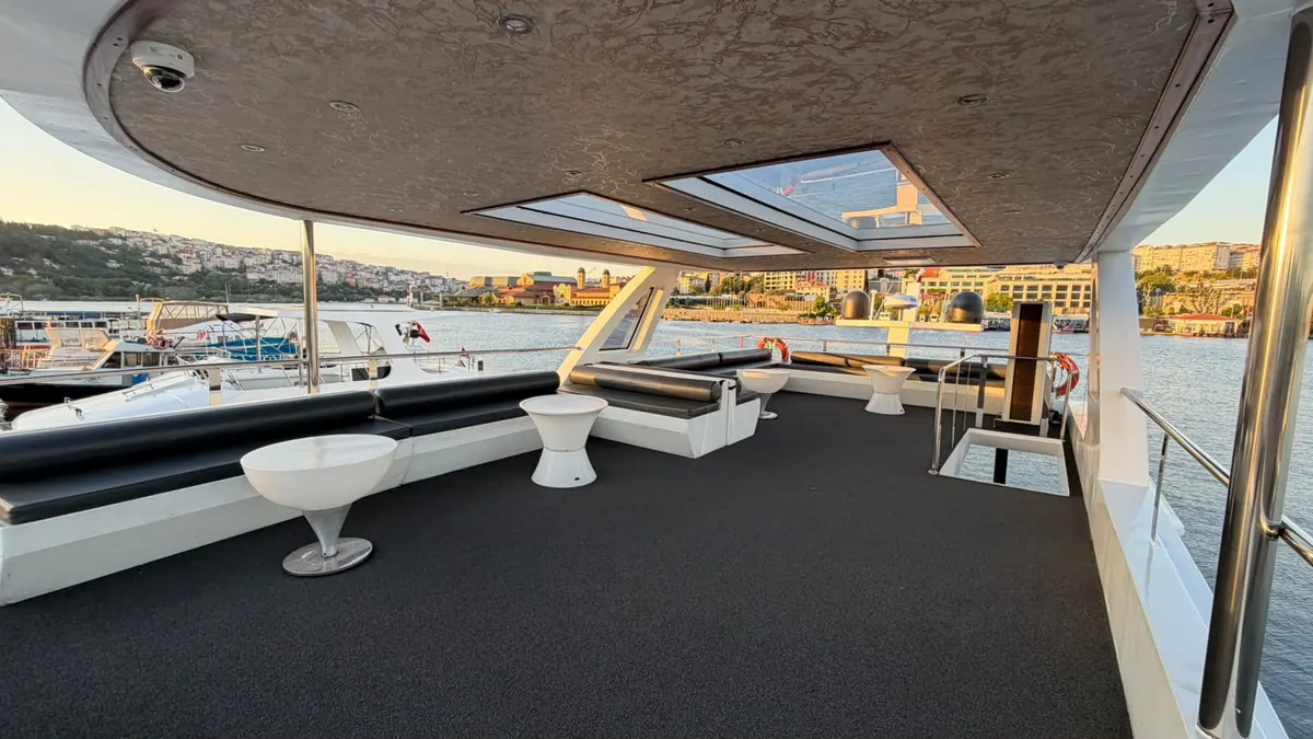 Open flybridge on the Sea Fairy yacht