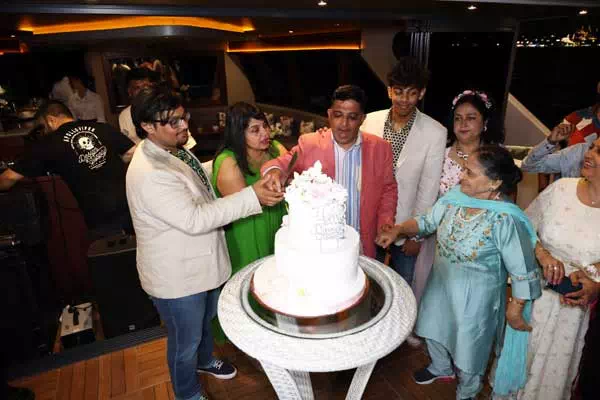 Istanbul Anniversary Celebrations: Private Yacht & Romantic Bosphorus Experiences