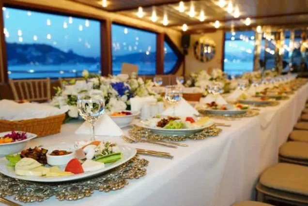 Bosphorus Dinner Cruise – Evening istanbul Yacht Tour