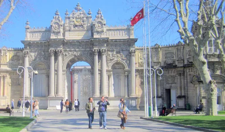 Visit the palace of the Ottoman sultans, Dolmabahçe Palace