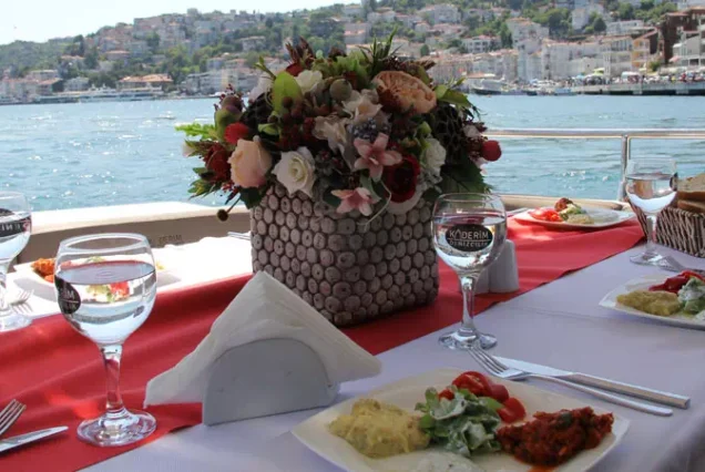 Bosphorus Lunch Cruise on the Yacht