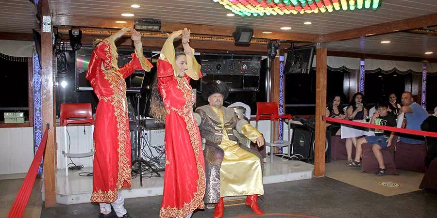 Crucero Cena por el Bosphorus de Estambul con Noche Otomana