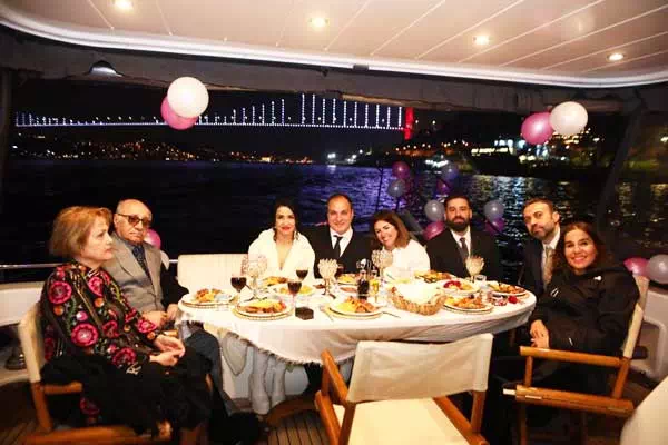 istanbul Family Celebrations – Private Yacht Reunions & Milestone Events