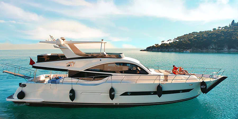 Private Bosphorus Sightseeing Cruise with Yacht