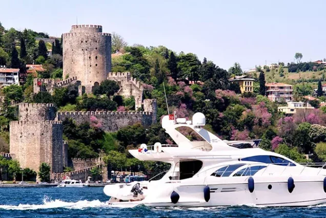 Private Bosphorus Sightseeing Cruise with Yacht