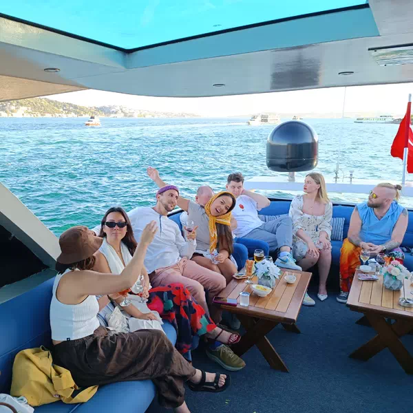 Bosphorus Yacht Charter de lujo para fiestas corporativas y celebraciones