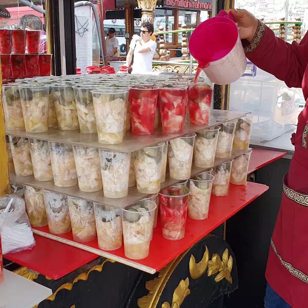 Pan de pescado y encurtidos, Eminönü