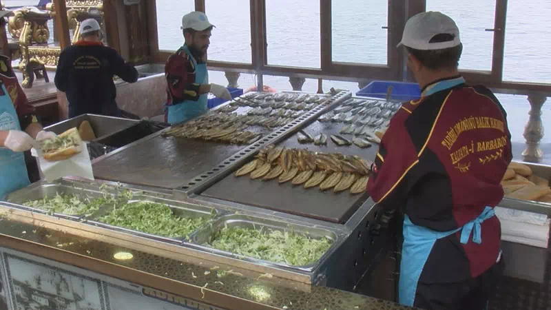 Pan de pescado y encurtidos, Eminönü