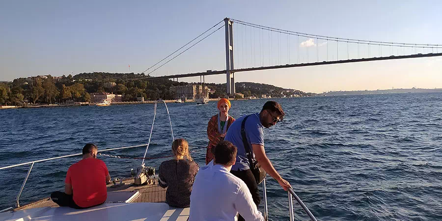 Crucero al Atardecer por el Bosphorus en Yate de Lujo